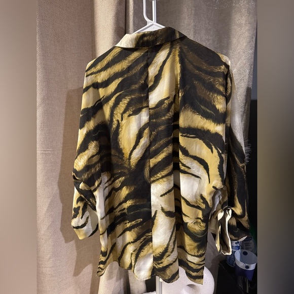 Black Label Gold and Black Oversized Graphic‎ Blouse - Picture 2 of 3